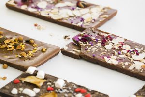 Supervisión y elaboración de bombones y piezas de chocolate