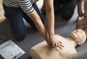 crear una imagen que represente la prevención de riesgos laborales y los Primeros Auxilios