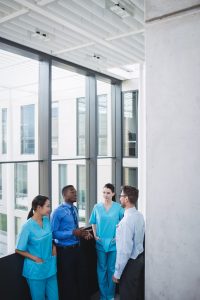 Aseguramiento del entorno de trabajo para el equipo asistencial y el paciente