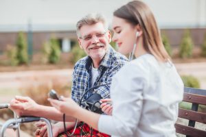 Actuaciones y cuidados de pacientes geriátricos por el gerocultor