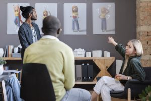 COMUNICACIÓN, ASERTIVIDAD Y ESCUCHA ACTIVA EN LA EMPRESA